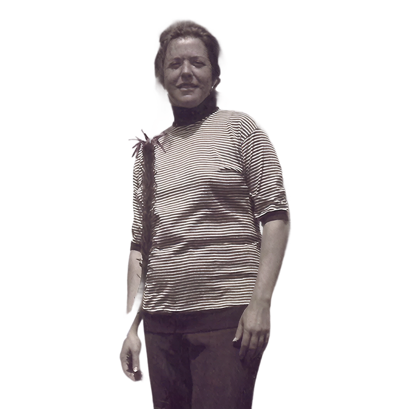 Hilda Hilst em pé olhando para a câmera. Foto em tons de sépia.